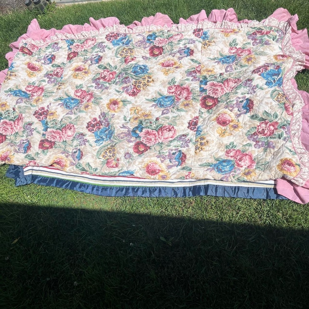 Vtg Oxford Drapery Company cabbage rose cottage core quilt Queen Made USA